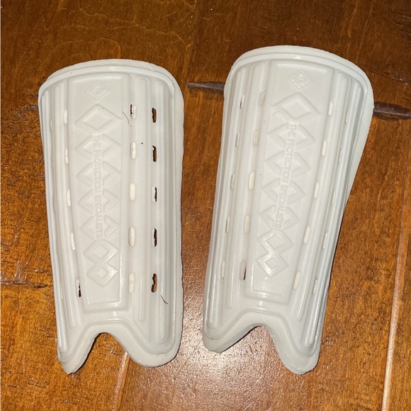 Umbro Boy’s XL Soccer Shin Guards - Picture 5 of 9